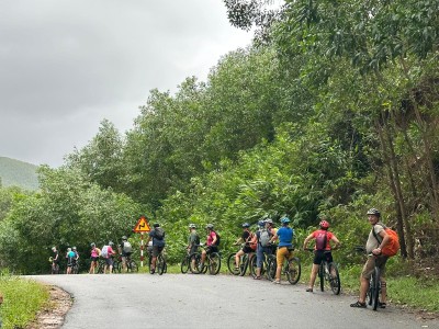 Grupa rowerowa na trasie (fot. Renata Bartoszek i Grzegorz Brodecki)