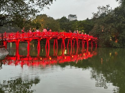 Jezioro Hoan Kiem w Hanoi (fot. Renata Bartoszek i Grzegorz Brodecki)