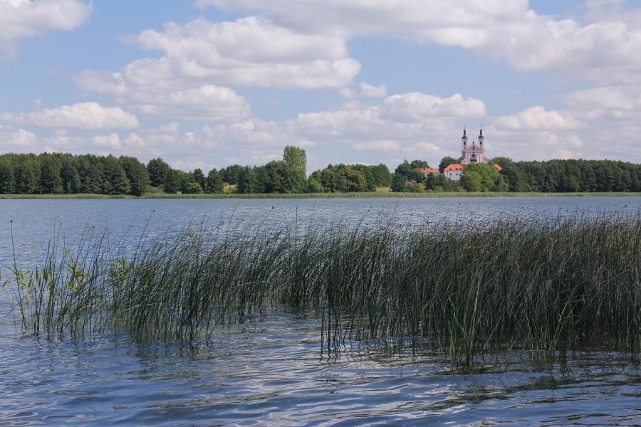 Widok na klasztor w Wigrach (fot. Rafał Bartosz)