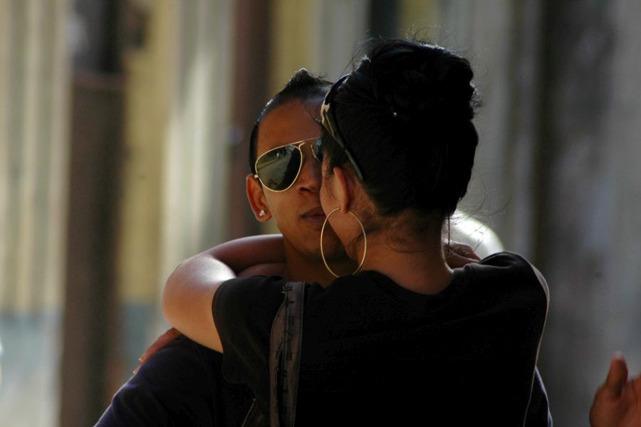 Zakochana para nie kryje się ze swym uczuciem (fot. Marta Podleśna-Nowak) Zakochana para nie kryje się ze swym uczuciem (fot. Marta Podleśna-Nowak)