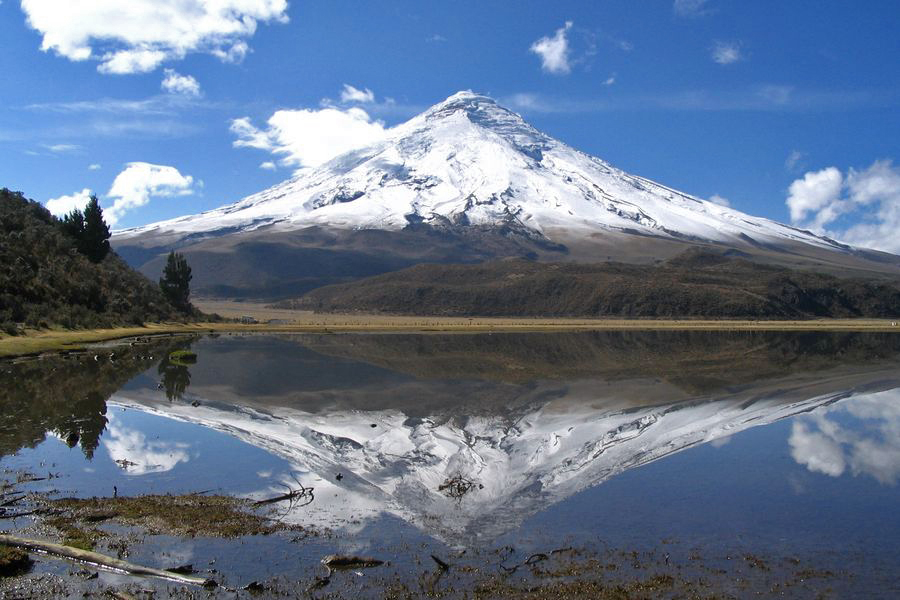 Wulkan Cotopaxi - widok znad jeziora Limpiopungo
