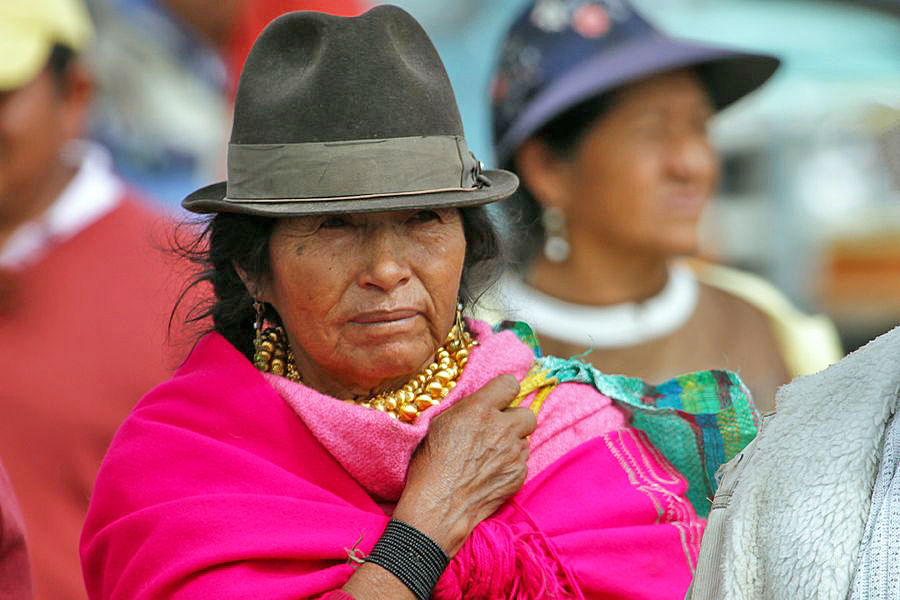 Indianie w tradycyjnych strojach