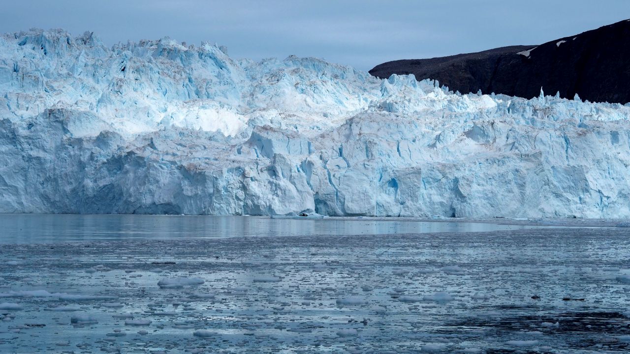 Czoło lodowca Eqip Sermia, jednego z najszybciej cielącego się lodowca na świecie, fot. Samuel Odrzykoski Czoło lodowca Eqip Sermia, jednego z najszybciej cielącego się lodowca na świecie, fot. Samuel Odrzykoski