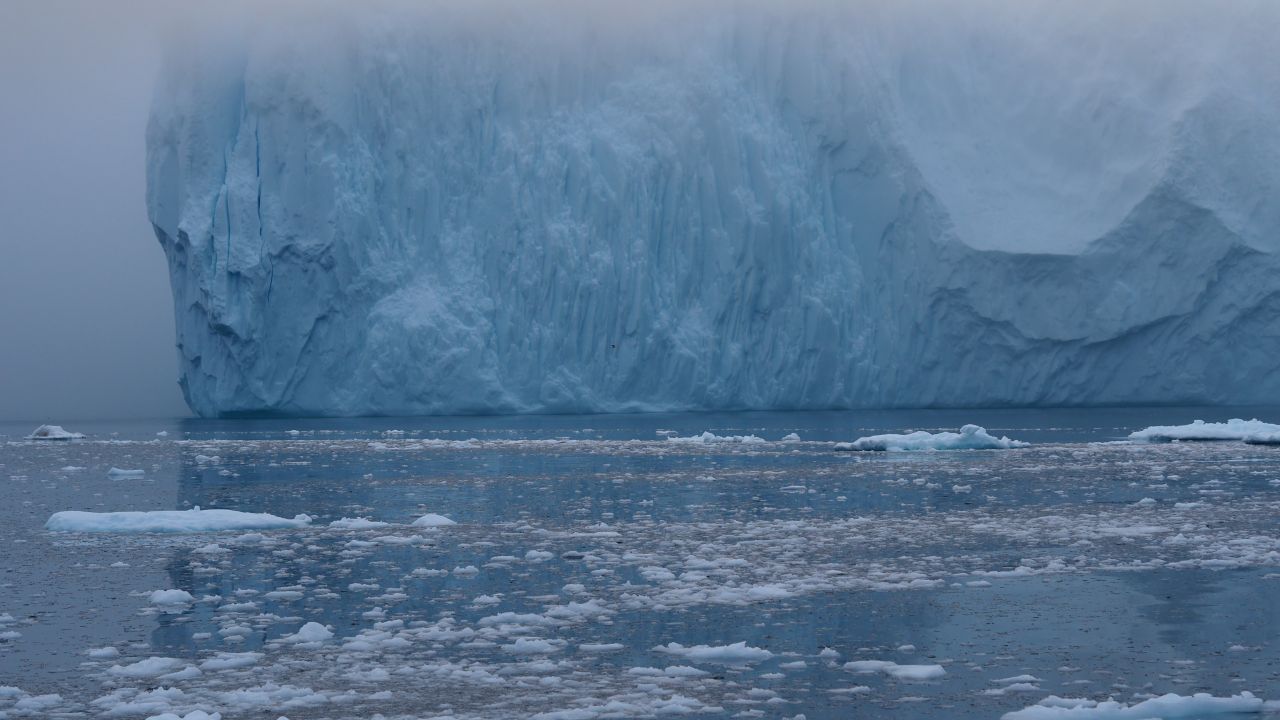 Widok na góry lodowe w trakcie rejsu po Zatoce Disko, fot. Samuel Odrzykoski Widok na góry lodowe w trakcie rejsu po Zatoce Disko, fot. Samuel Odrzykoski