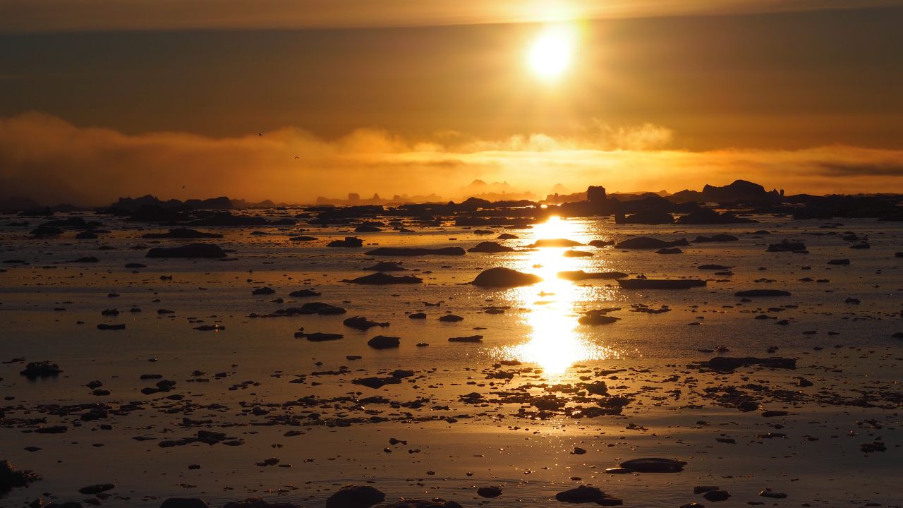 Zachód słońca, o 1 w nocy, nad Zatoką Disko, fot. Samuel Odrzykoski Zachód słońca, o 1 w nocy, nad Zatoką Disko, fot. Samuel Odrzykoski