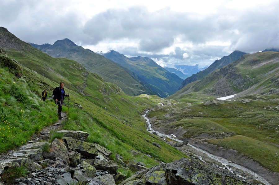 Na szlaku ze schroniska Grialetsch Hutte w stronę Fluelapass (fot. Ewa Styrkowiec)