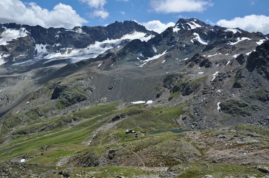 W dole – Grialetsch Hutte (fot. Ewa Styrkowiec)