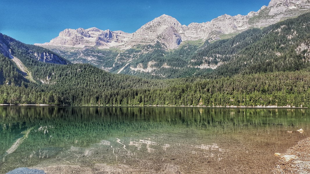 Nad jeziorem Lago di Tovel (fot. Paweł Klimek)