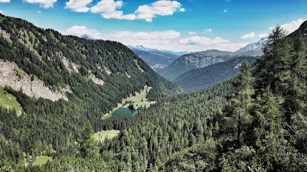 W dole – Lago Nambino (fot. Paweł Klimek)