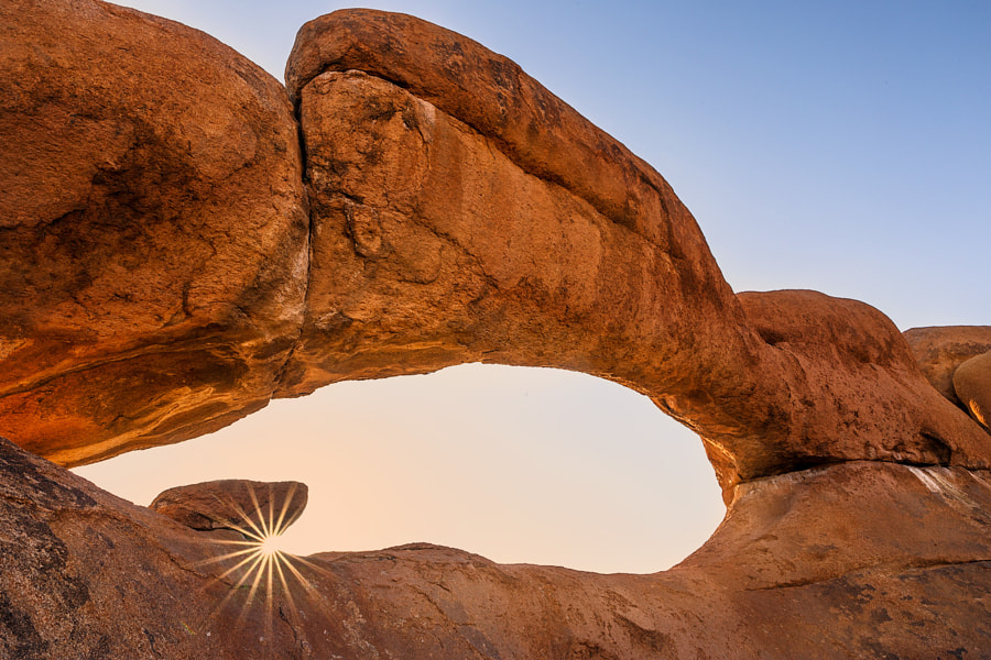 Łuk skalny w Spitzkoppe (Namibia)