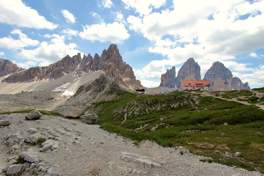 Schronisko Dreizinnenhutte i szczyty Paternkofel i Tre Cime (fot. Zbigniew Neudek)