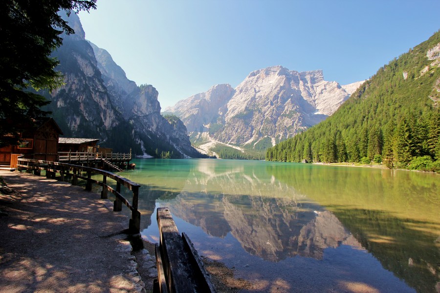 Nad jeziorem Lago di Braies (fot. Zbigniew Neudek)