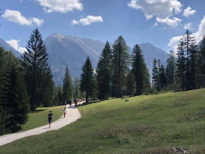 Spacer nad Lago di Braies (fot. Paweł Klimek)