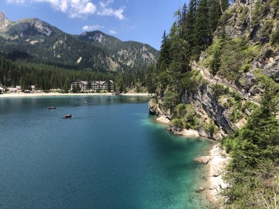 Spacer nad Lago di Braies (fot. Paweł Klimek)