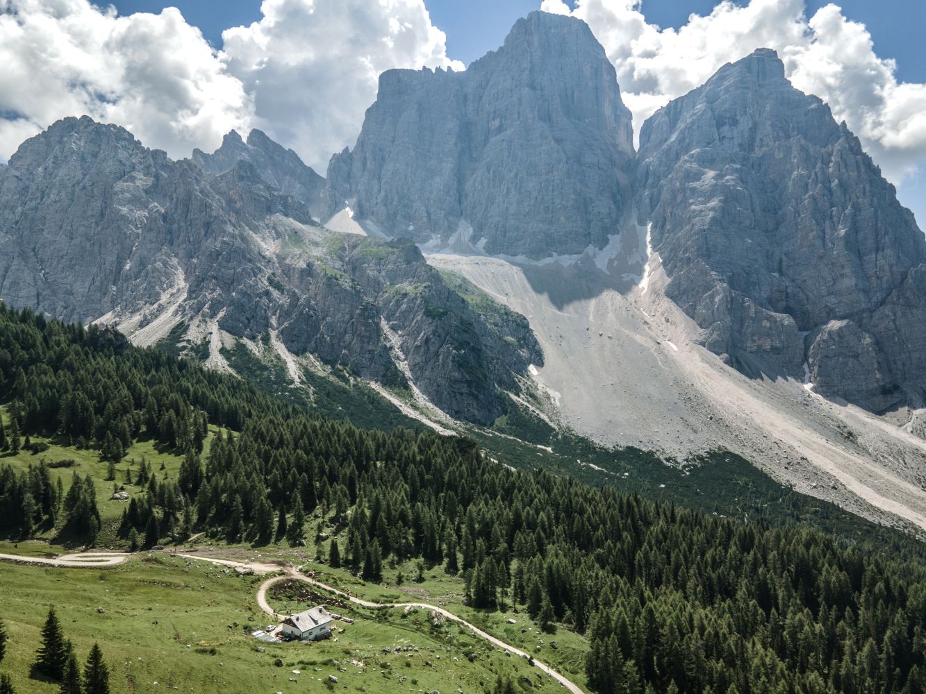 Skały Monte Pelmo widziane od zachodu, w dole schronisko Rifugio Città di Fiume (fot. Joanna Dragon)