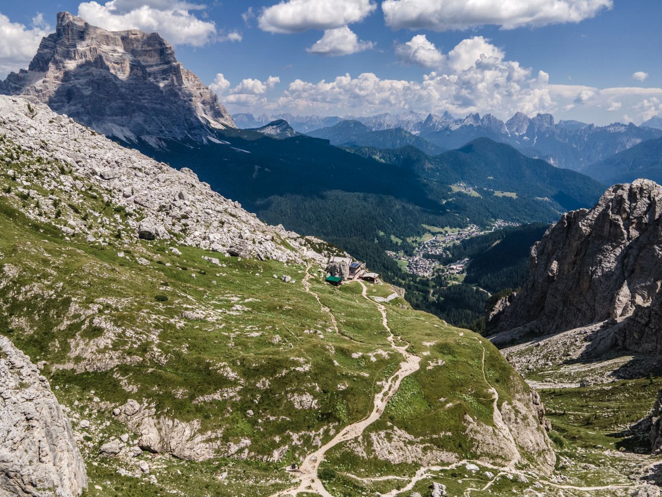 Schronisko pod Civettą i widok na wschodnią część Dolomitów (fot. Joanna Dragon)