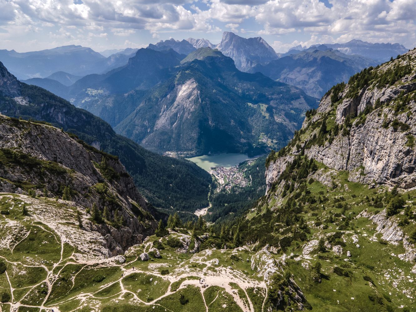 W dole jezioro Alleghe, a na ostatnim planie - Marmolada (fot. Joanna Dragon)