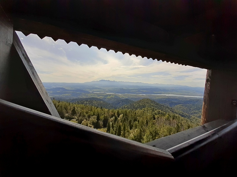 Na wieży widokowej na Lubaniu z widokiem na Tatry i Jezioro Czorsztyńskie (fot. Estera Motyl)