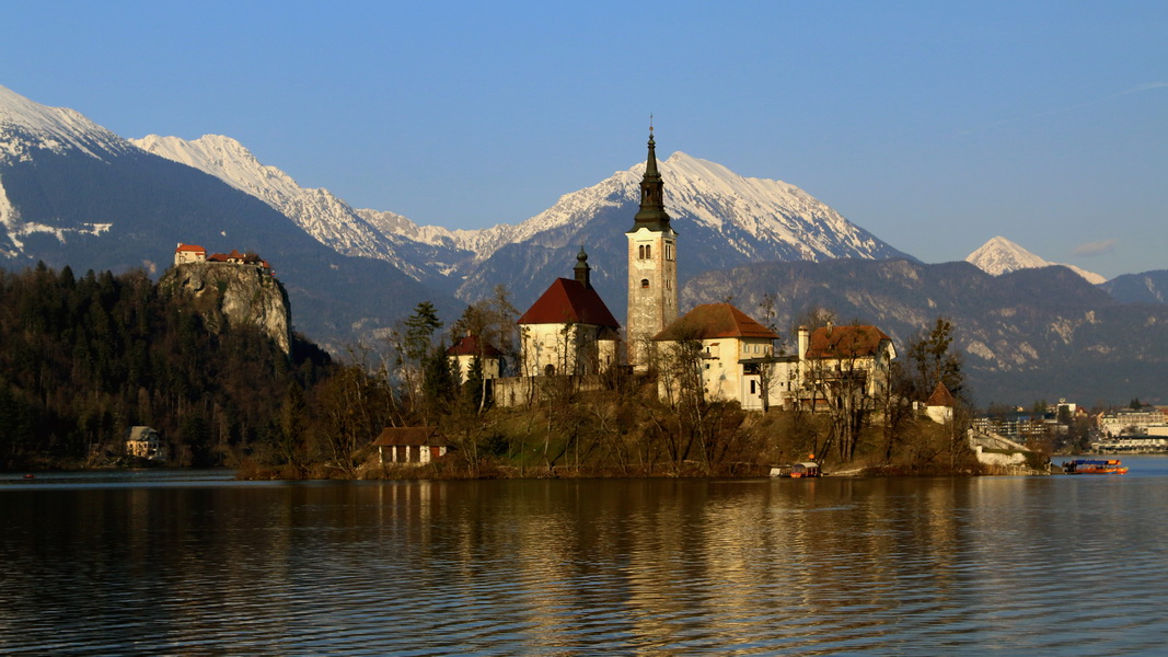 Blejski Otok na tle pasma Karawanek (fot. Paweł Klimek)