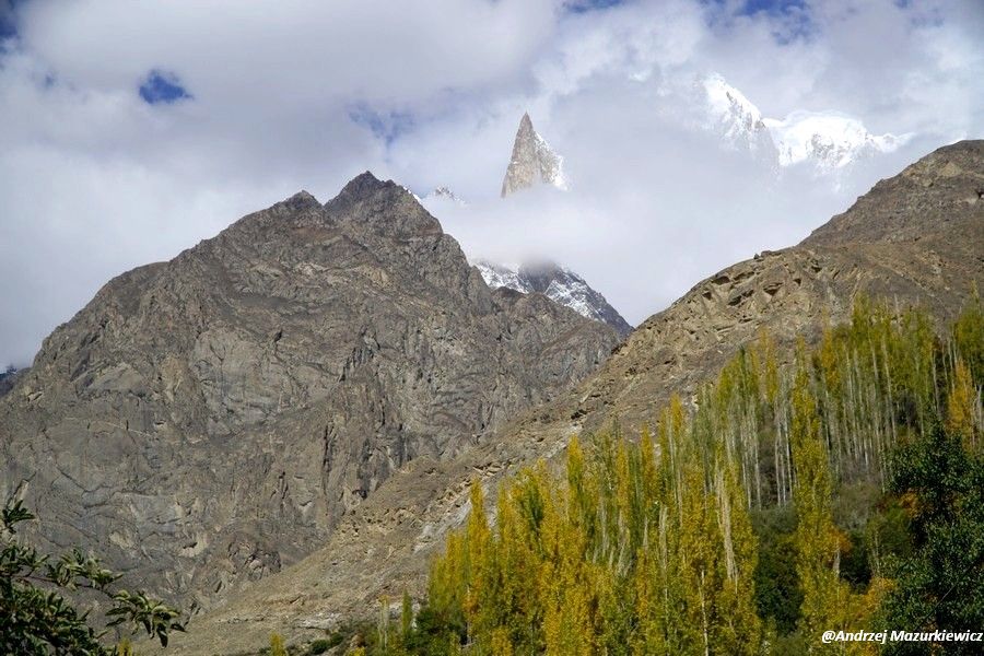 Strzelisty szczyt Lady Finger oraz Ultar Peak wyłaniąjące się z chmur