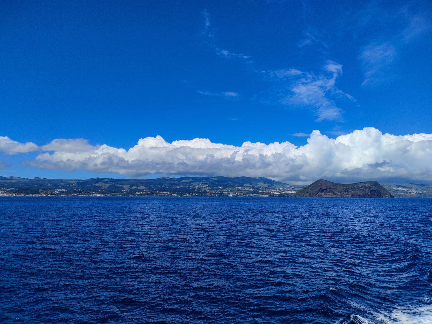 Terceira, widok na południowe wybrzeże wyspy z oceanu (fot. Milena Dąbrowska)