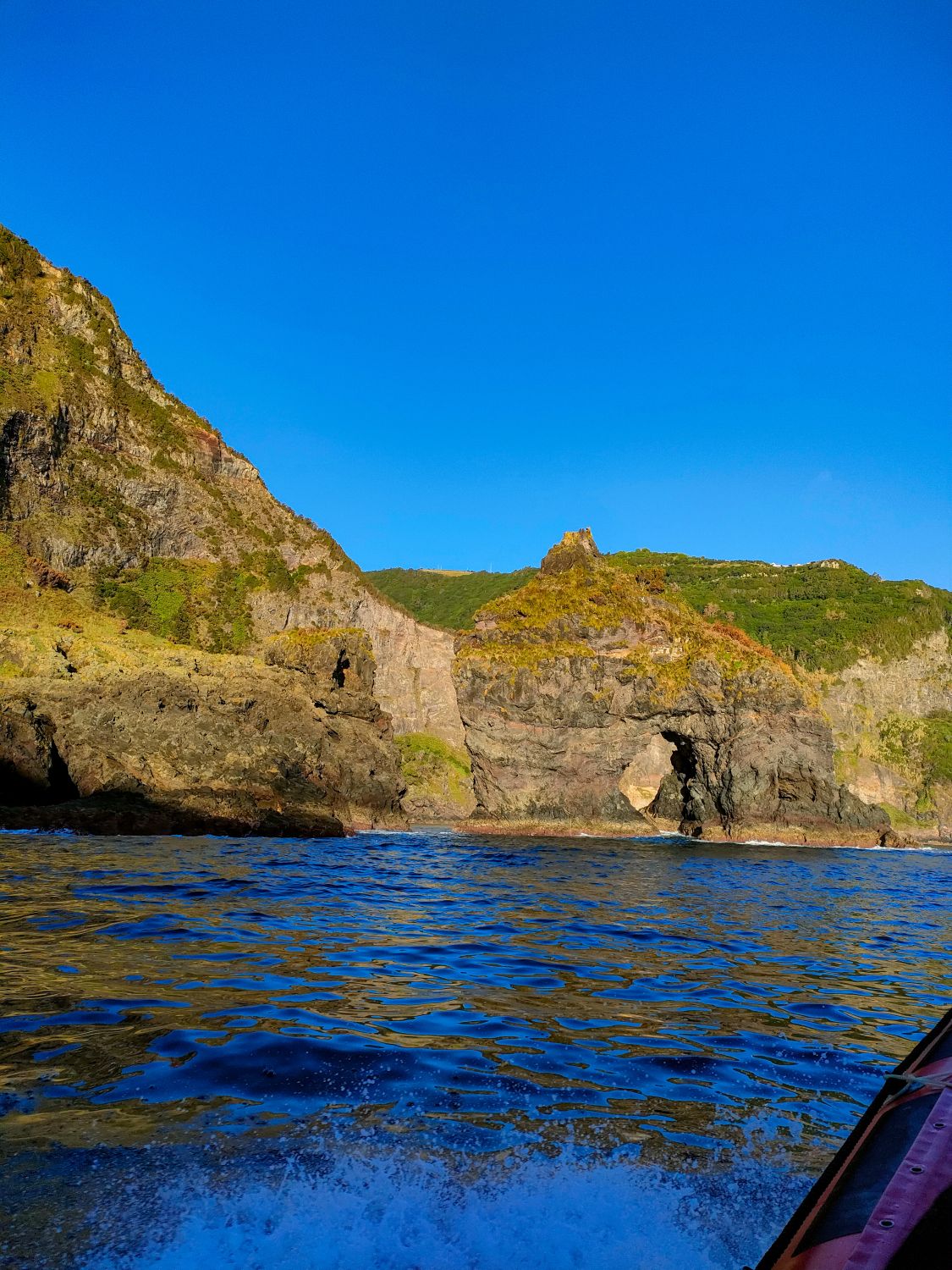 Flores, widok na wschodnie wybrzeże wyspy z oceanu (fot. Milena Dąbrowska)