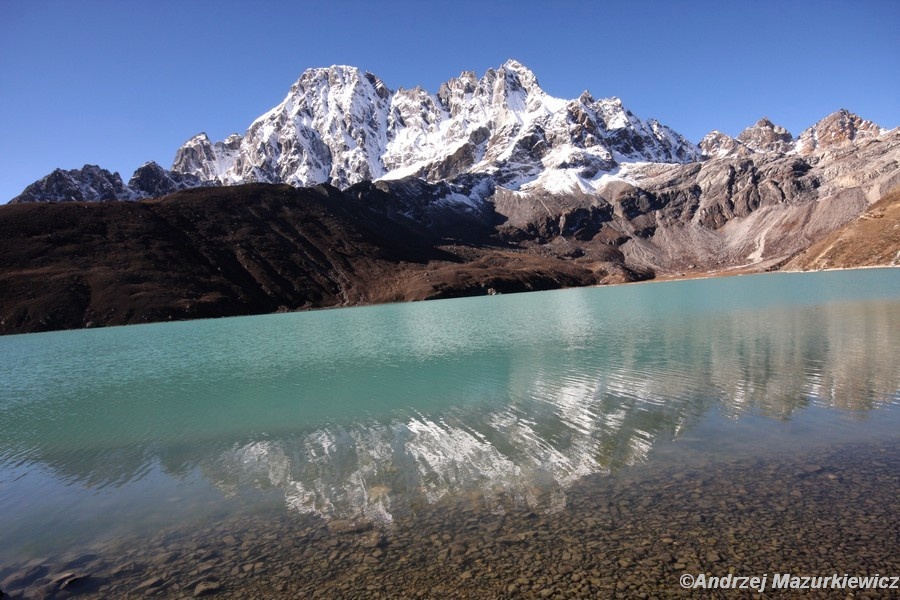 Jedno z jezior w rejonie Gokyo