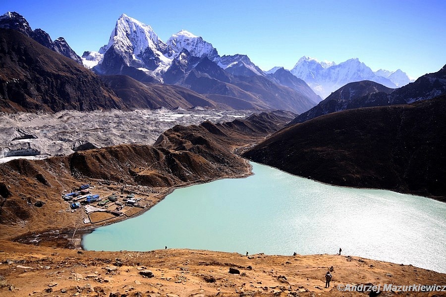 Widok z Gokyo Ri na lodowiec Ngozumpa