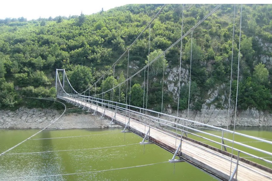 Wiszący most na jednej z tras