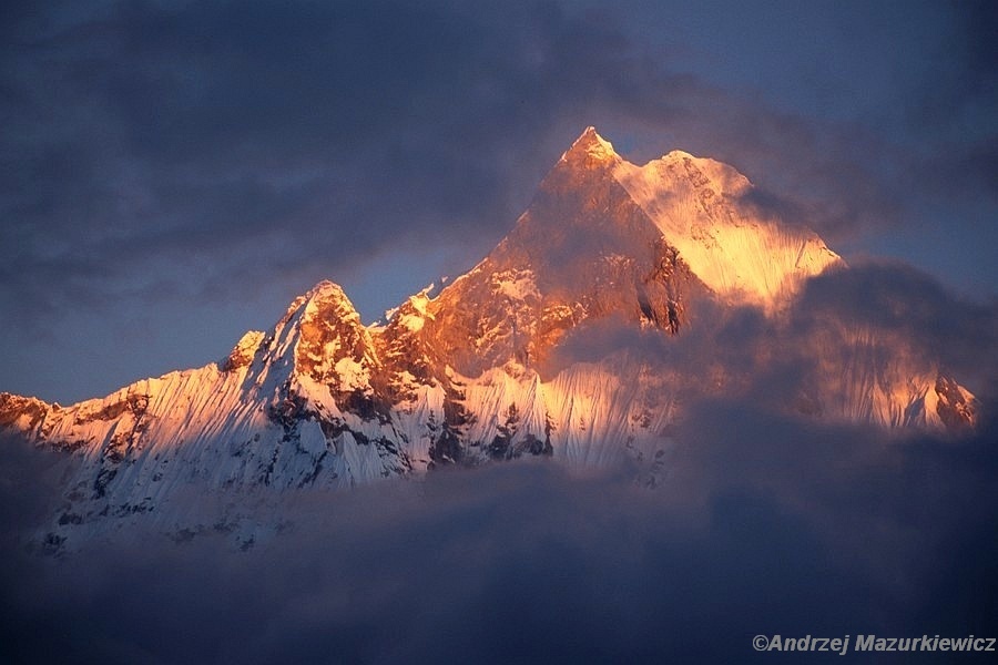 Machhapuchhare o zachodzie słońca - widok z Sanktuarium Annapurny