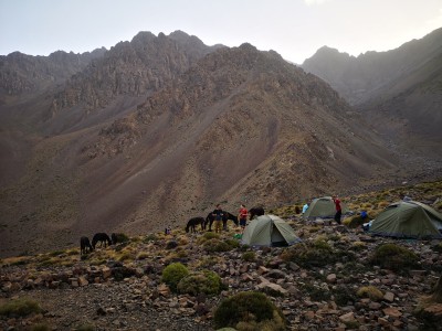 Obóz w górach w drodze na Toubkal fot. Ewa Soczewka