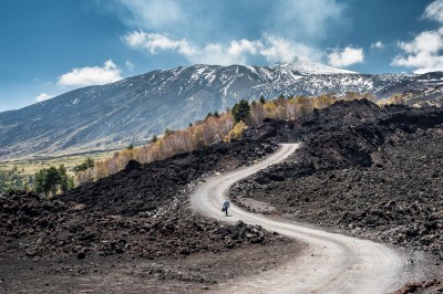 Ścieżka wiodąca przez pole lawy na północnym stoku Etny foto. Marek Danielak Ścieżka wiodąca przez pole lawy na północnym stoku Etny foto. Marek Danielak