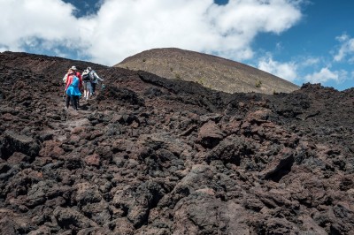 Wędrowka przez pole lawy na Etnie, foto. Marek Danielak Wędrowka przez pole lawy na Etnie, foto. Marek Danielak