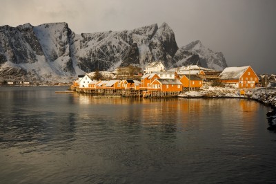 Domki na Reinefjorden_ fot. S. Adamczak, okfoto.pl