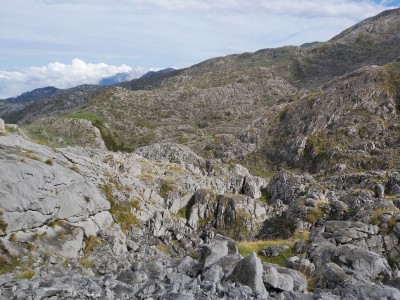 W drodze na Mirador de Ordiales, w dole schronisko Vegarredonda (fot. Joanna Rogoż)