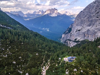 Schronisko Vandelli nad jeziorem Sorapis (fot. Joanna Dragon)