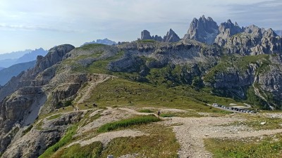 Widok z parkingu Auronzo na masyw Cadini di Misurina (fot. Joanna Dragon)