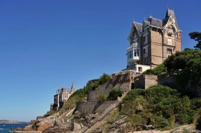 Wille w Dinard, w tle Saint-Malo