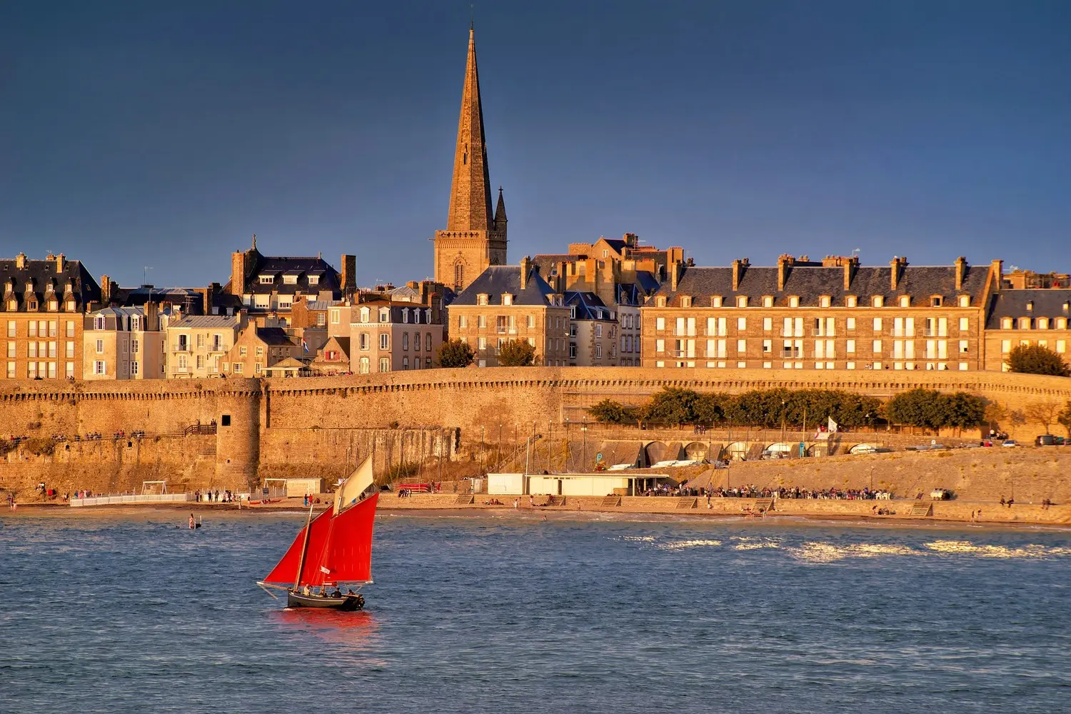 Saint-Malo o zachodzie słońca