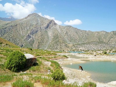Górskie jezioro w Uzbekistanie