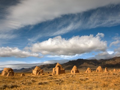 Grobowce w Parku Narodowym „Ałtynemel” (fot. Sławomir Adamczak, okfoto.pl) Grobowce w Parku Narodowym „Ałtynemel” (fot. Sławomir Adamczak, okfoto.pl)