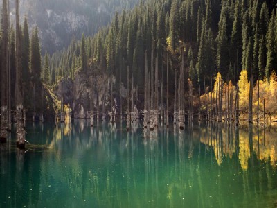 Jezioro Kaindy (fot. Sławomir Adamczak, okfoto.pl)