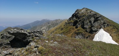 Widok na Bistera (2651 n.p.m.) w kierunku wschodnim. Widoczna główna grań Szar Planiny - pogranicze kosowsko - macedońskie  (fot