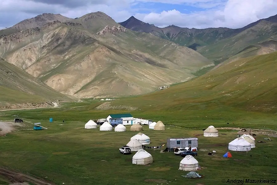 Turystyczne jurty w Tasz Rabat