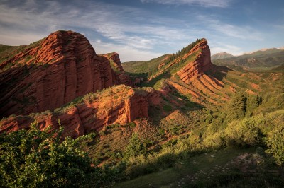 Czerwone skały w pobliżu Issyk-kul (fot. S. Adamczak, okfoto.pl)