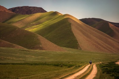 Droga wśród gór (fot. S. Adamczak, okfoto.pl)