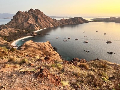 Wschód słońca w parku narodowym Komodo, fot. W. Parszyk